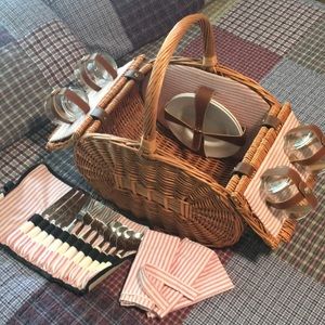 Woven picnic basket set